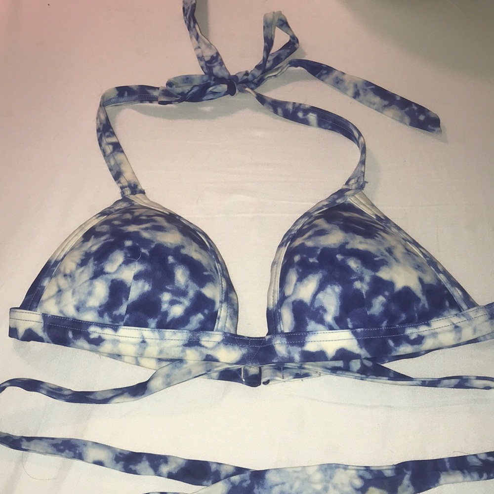 VS PINK size 32b blue tye dye top